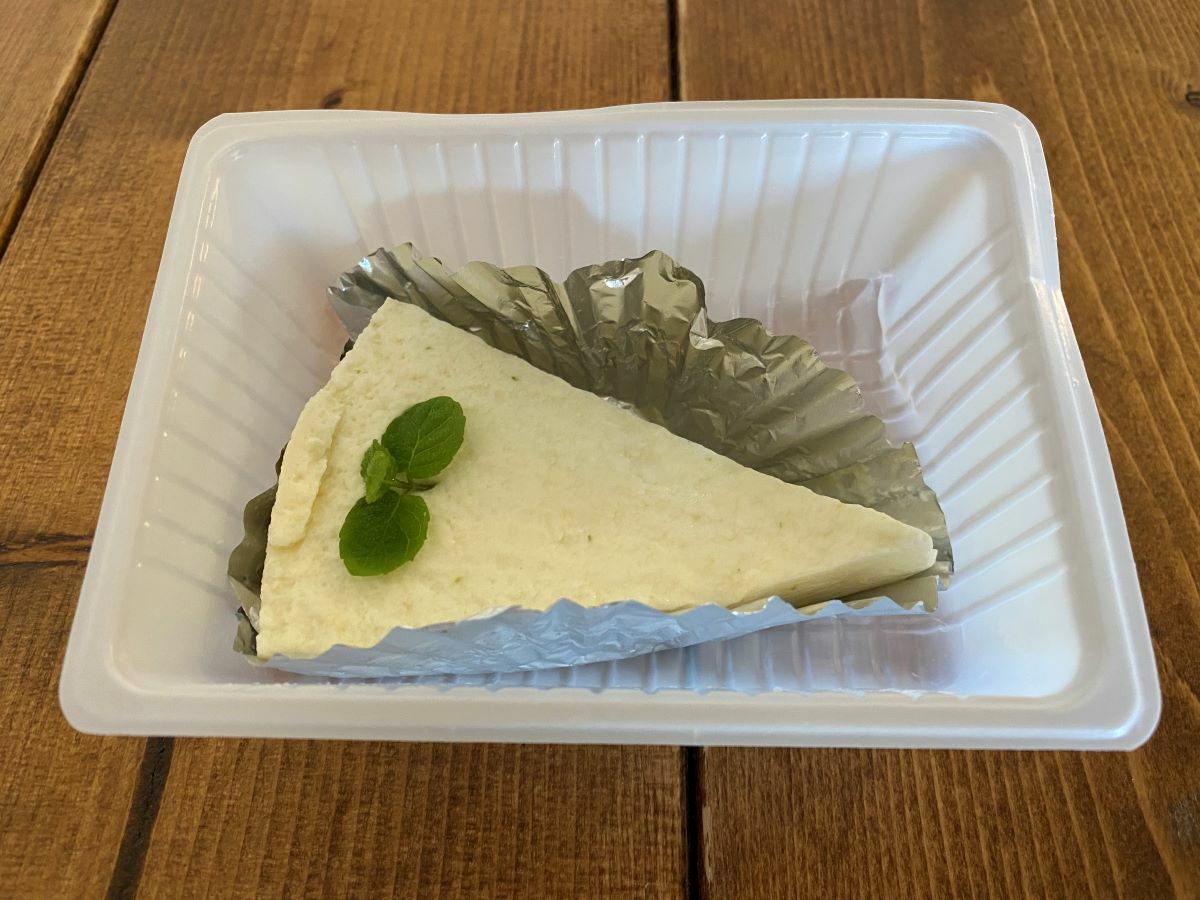 お豆腐のパックに収められた豆乳レモンケーキ220円