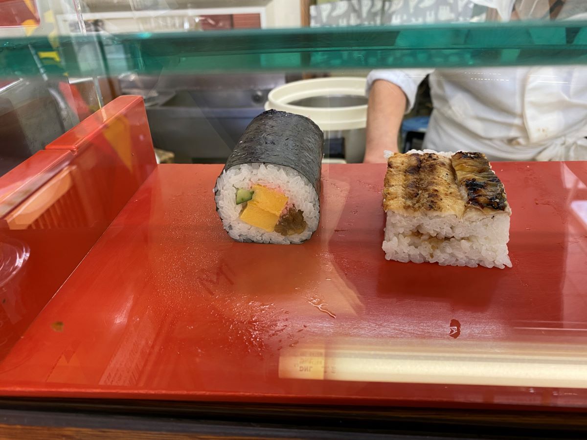 左:太巻(ハーフ) 右:穴子押し寿司(ハーフ)