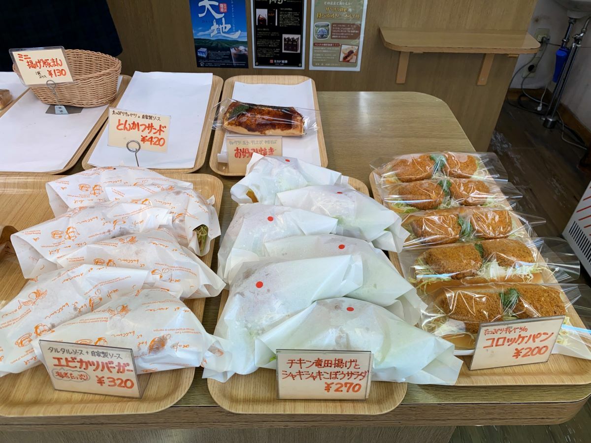 左から：エビカツバーガー320円、チキン竜田揚げとシャキシャキごぼうサラダ270円、コロッケパン200円