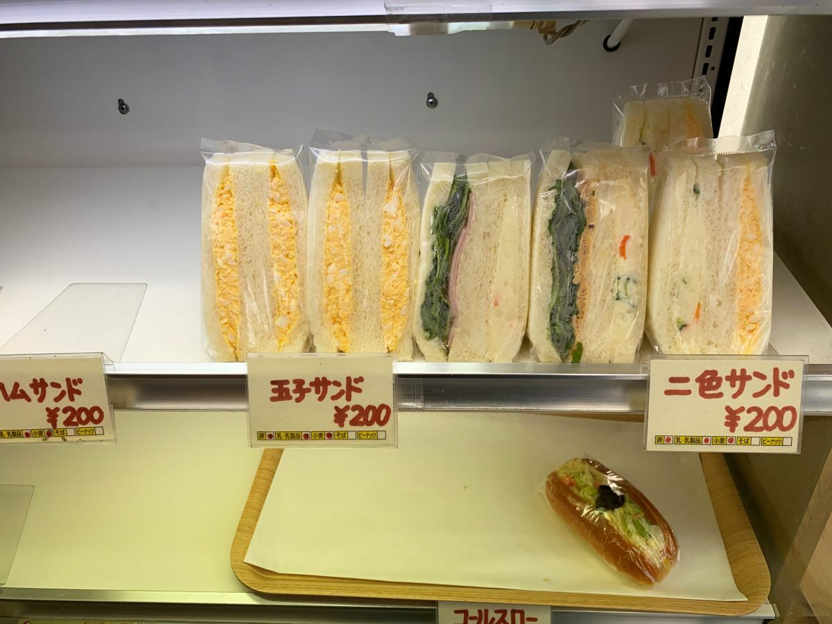 左から：玉子サンド200円、二色サンド200円