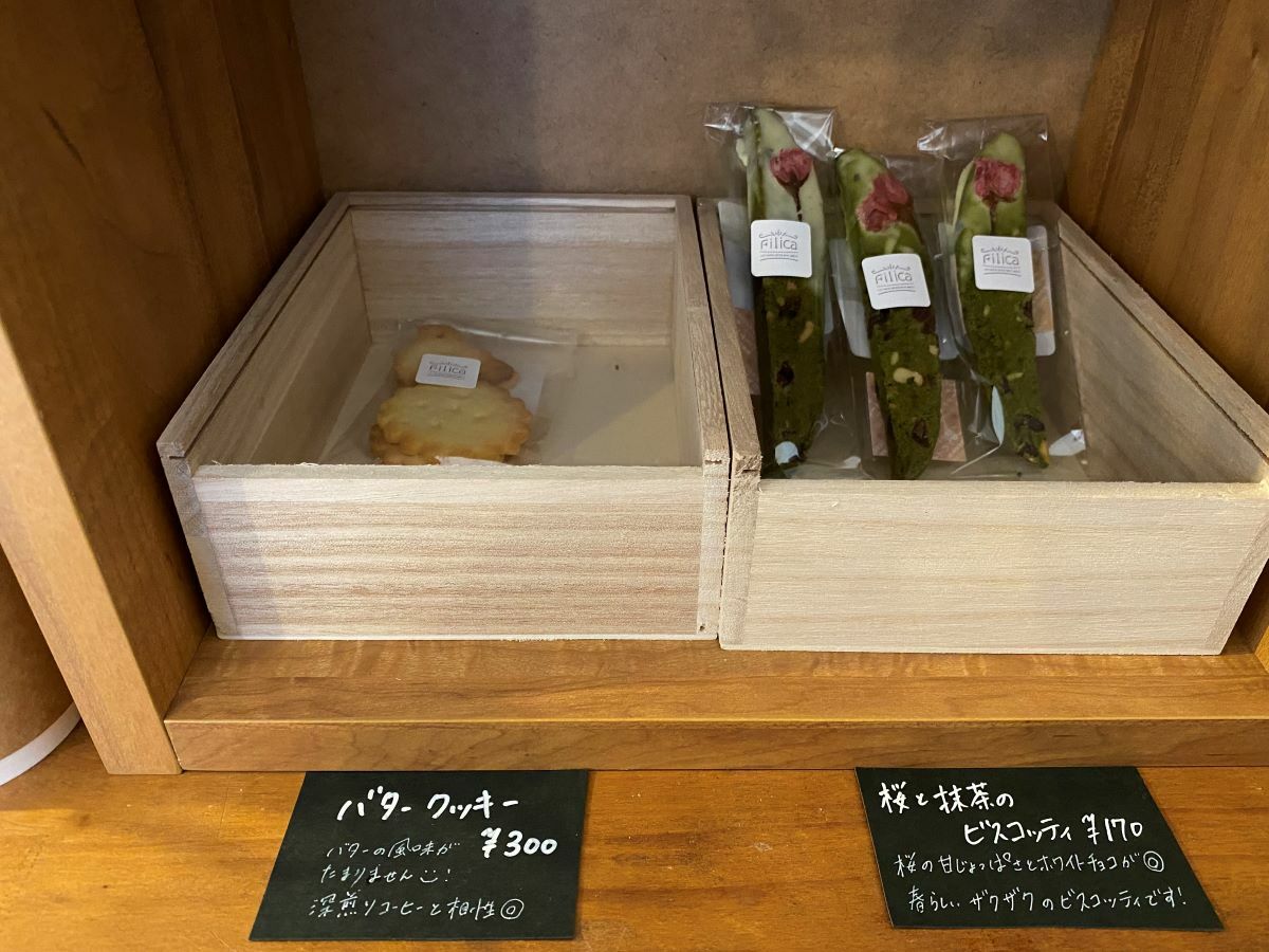 左から：バタークッキー（300円）、桜と抹茶のビスコッティ(170円)