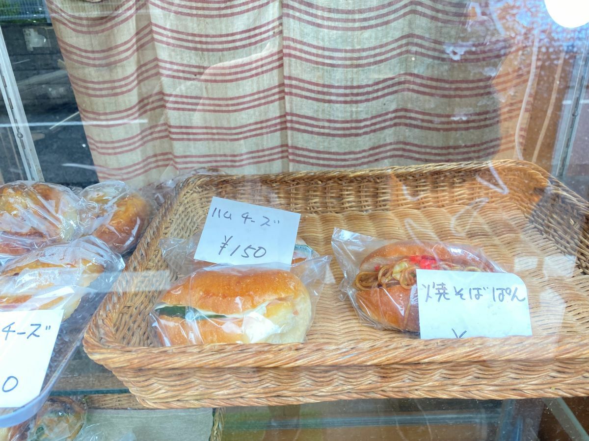 左から：ハムチーズ150円、焼きそばぱん