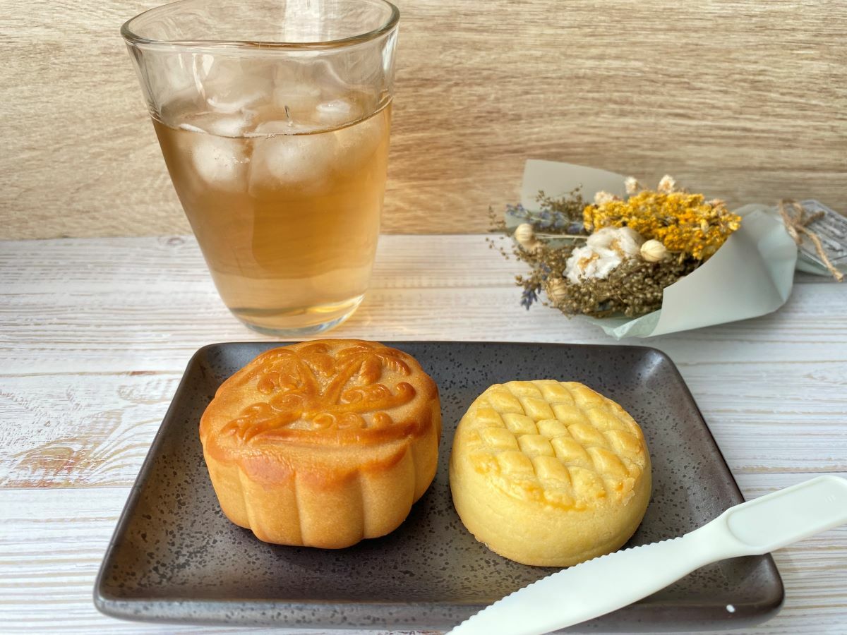 奥：茉莉龍珠（ジャスミン茶）　手前左：マンゴー月餅　手前右：パイナップルケーキ