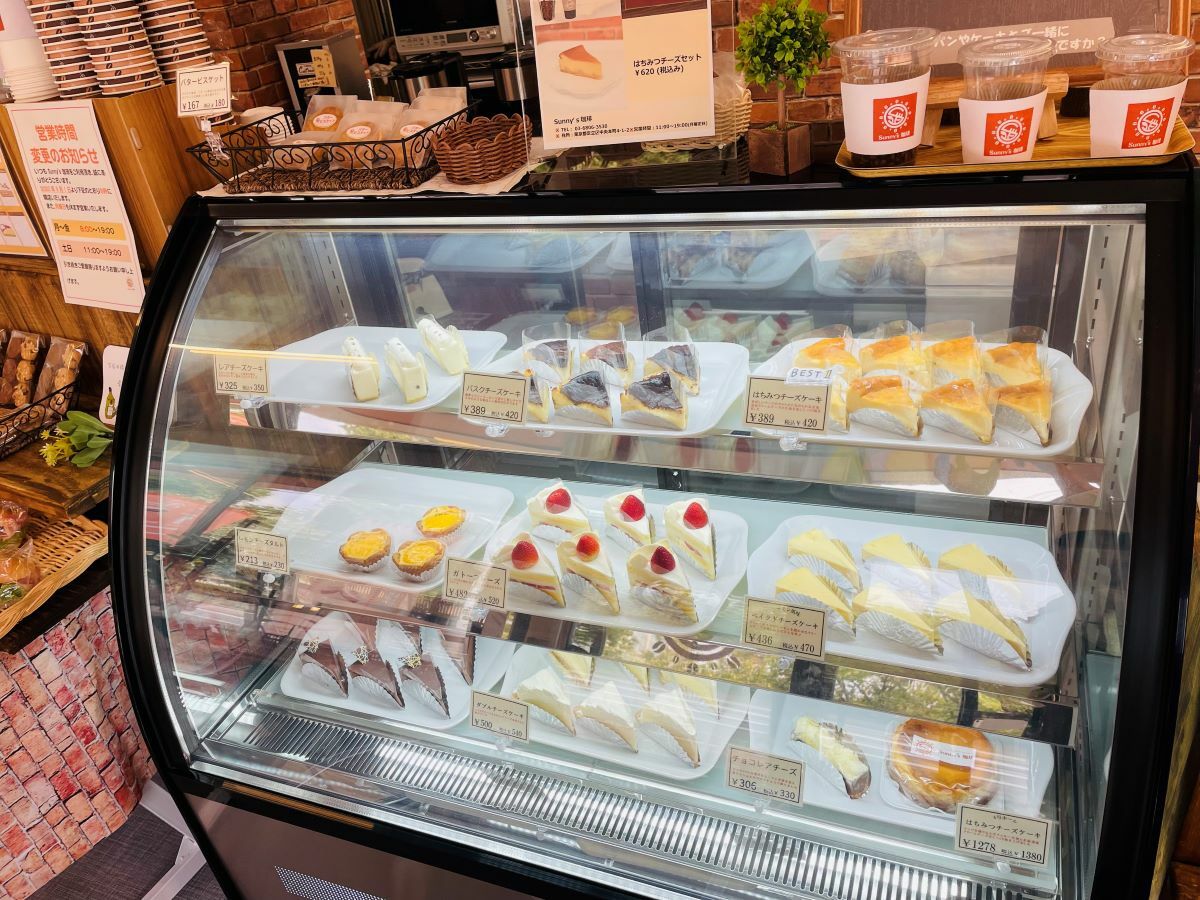 画像提供：『Sunny's珈琲』　たくさんの種類のチーズケーキが並びます。