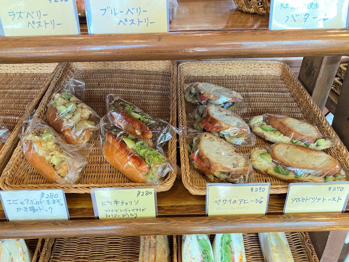 左から：エビとアボカド玉ねぎのかき揚げドッグ(280円）、ピリ辛チョリソ(280円)、ヤサイのアヒージョ(290円)、アボカドツナトースト(270円）