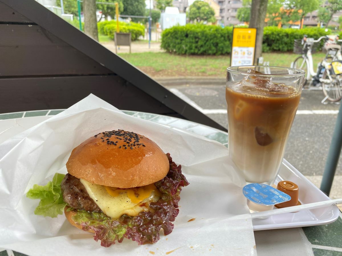 チーズバーガーとアイスカフェ・オレのセット