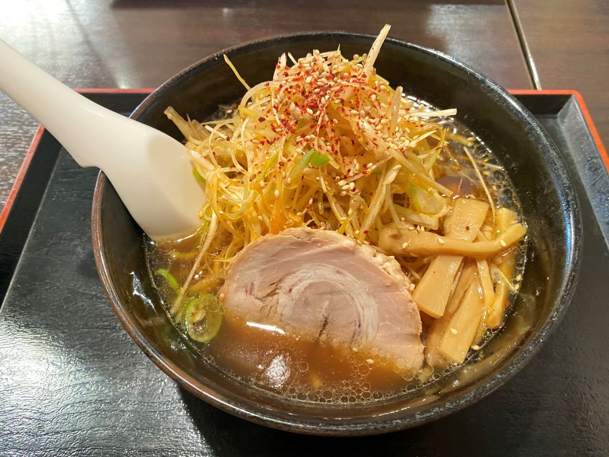 辛ネギラーメンは、ねぎ大盛りにして自分好みに。