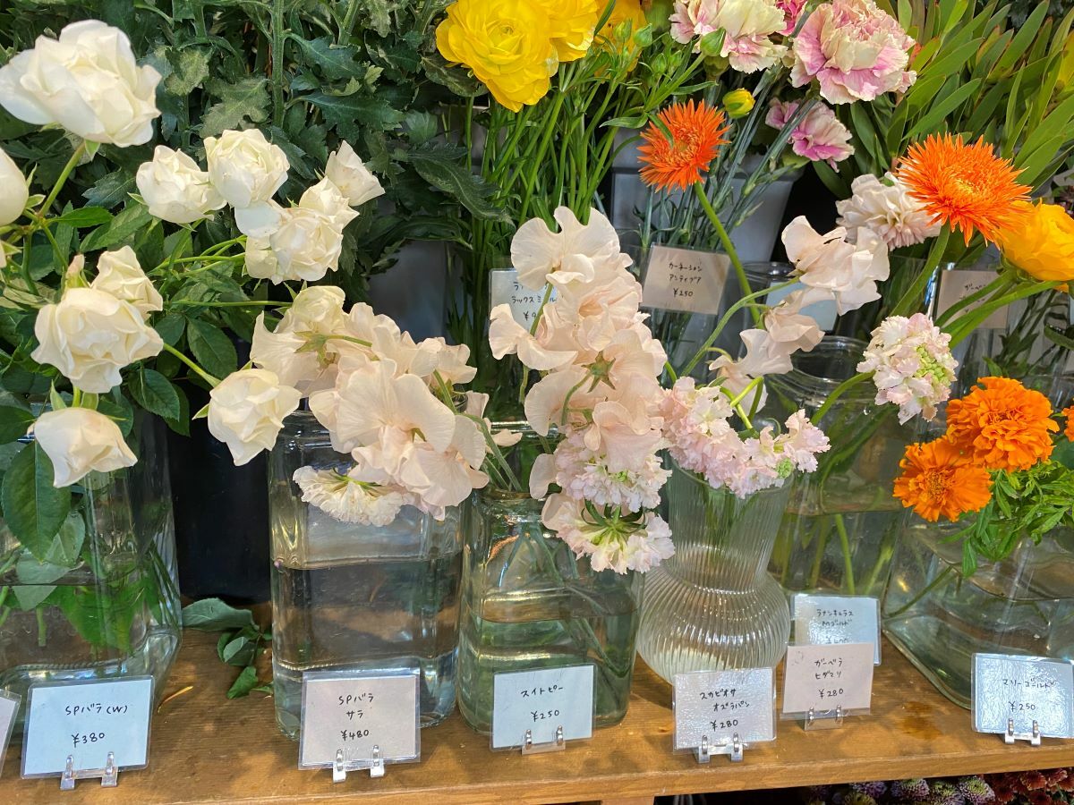 生花には、瓶ごとに価格が記されていて分かりやすいです。