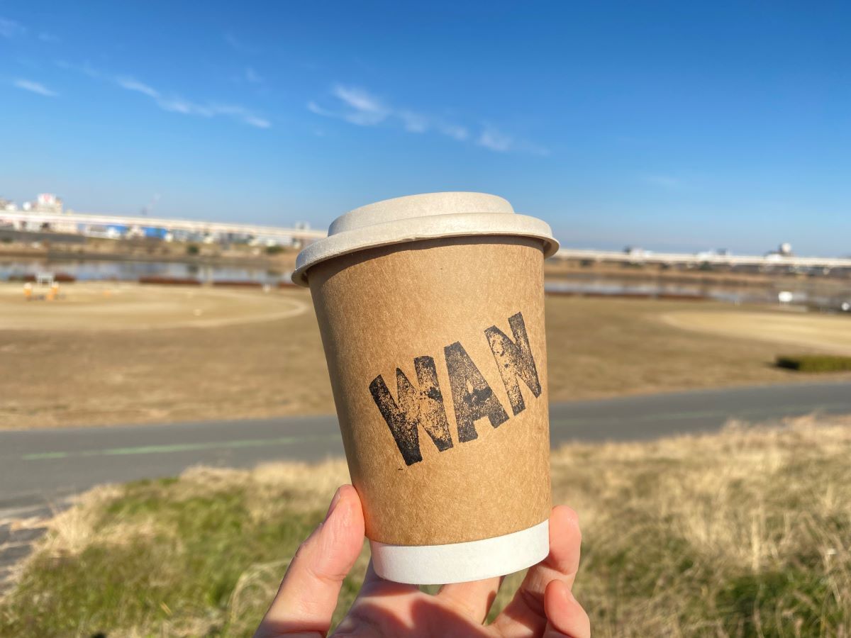 土手で冷たい風と陽の温もりの中、愉しむコーヒーも格別