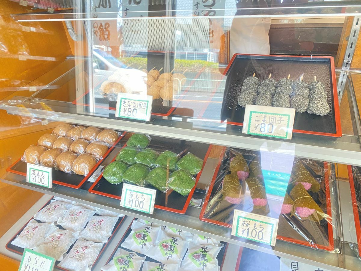 お手頃価格で美味しそうな和菓子が並びます。