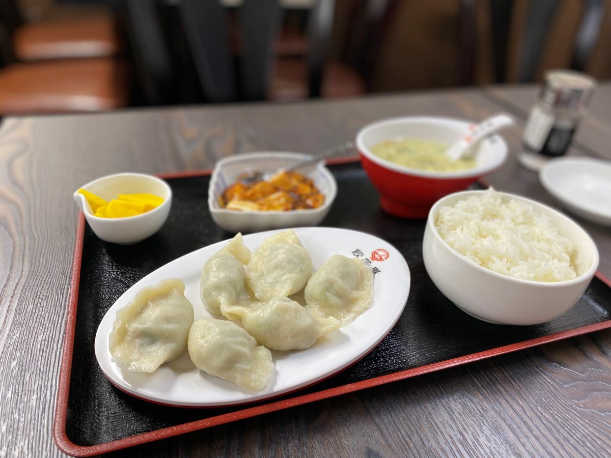 麻婆豆腐や卵スープ、ご飯やたくあんも付いてきます。