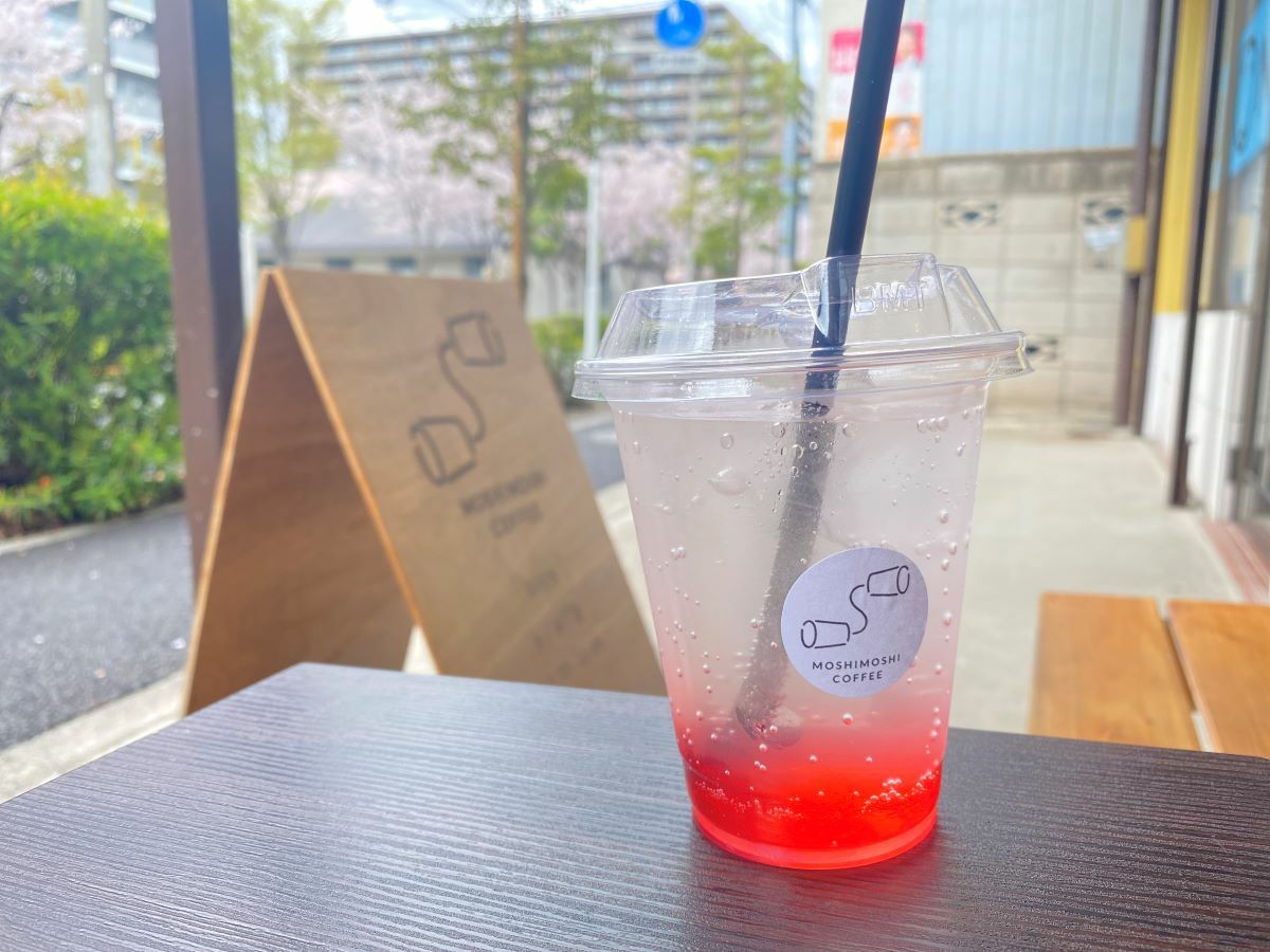 この季節限定、桜色がステキな桜ソーダで喉を潤してみては？