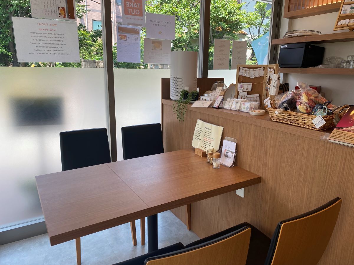 明るい光が差し込む店内