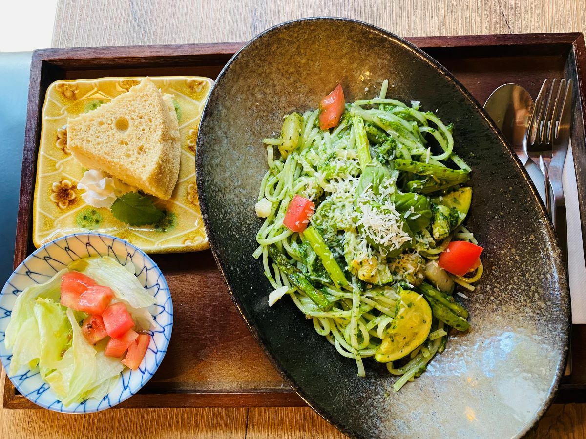 野菜たっぷり、もちもちで本格的なソースの米粉パスタです。