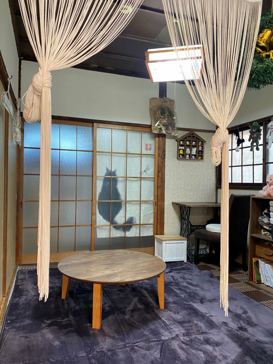 和室には、丸いちゃぶ台が。昭和の雰囲気が落ち着きます。