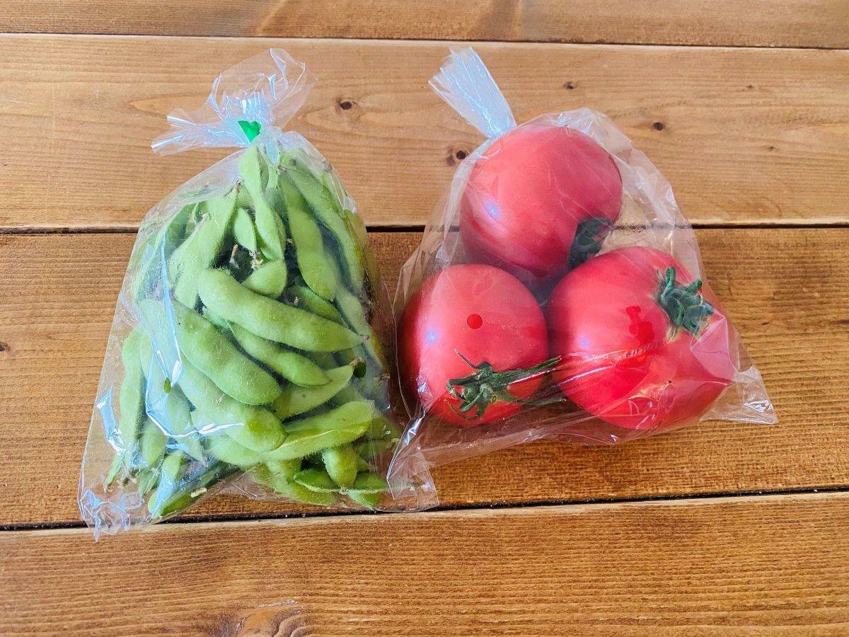 左：枝豆　右：大玉トマト（各350円)