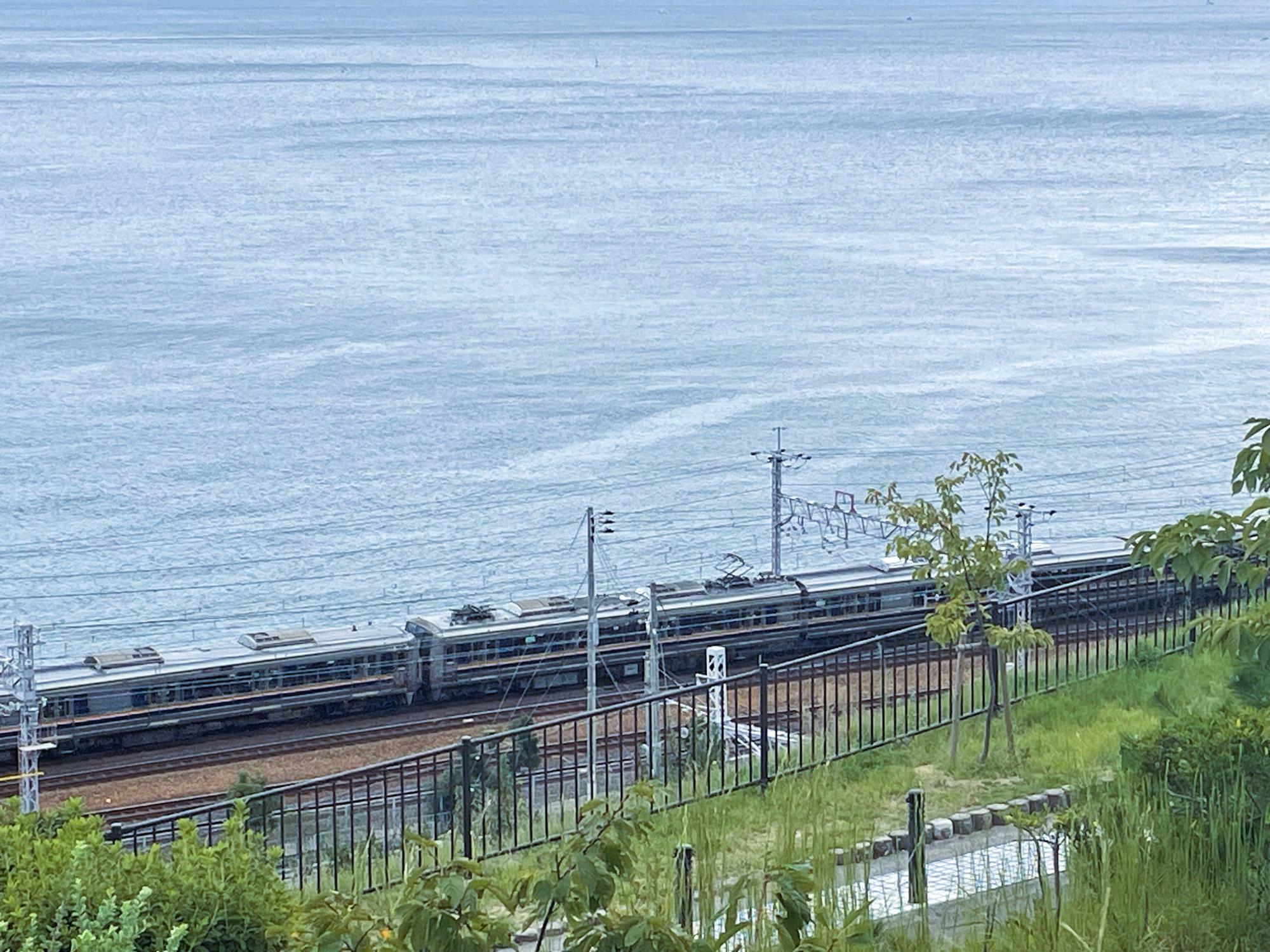 海沿いを走る電車