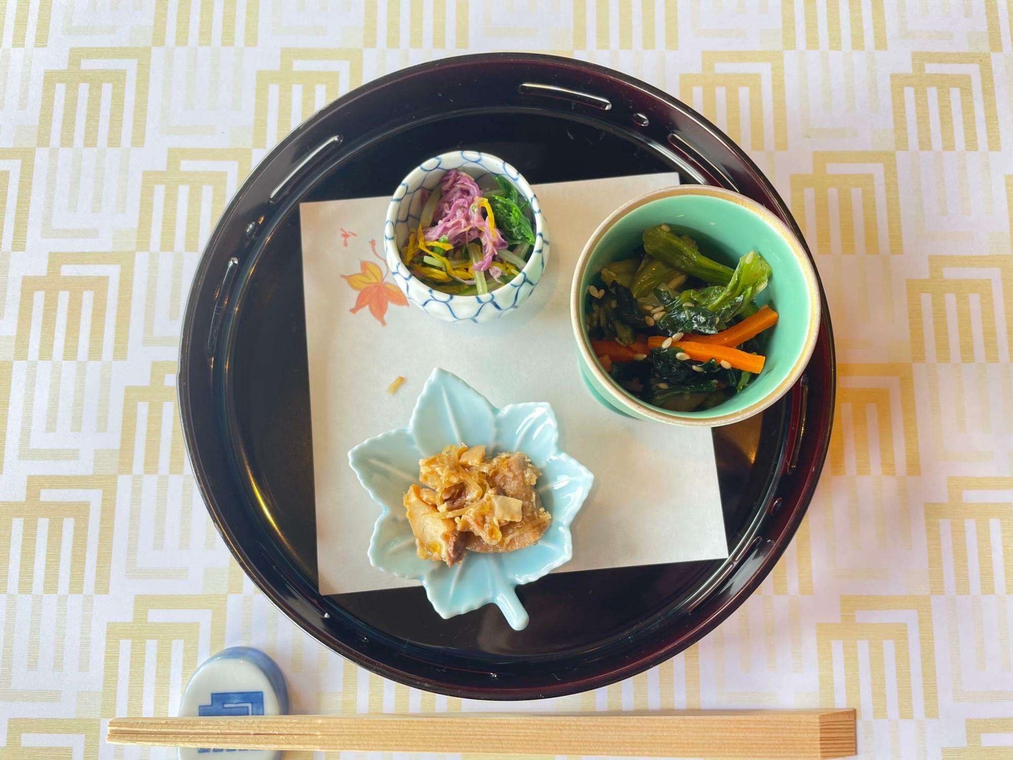 左上から時計回りに　菊花おひたし、小松菜の生姜和え、白身魚のしぐれ煮