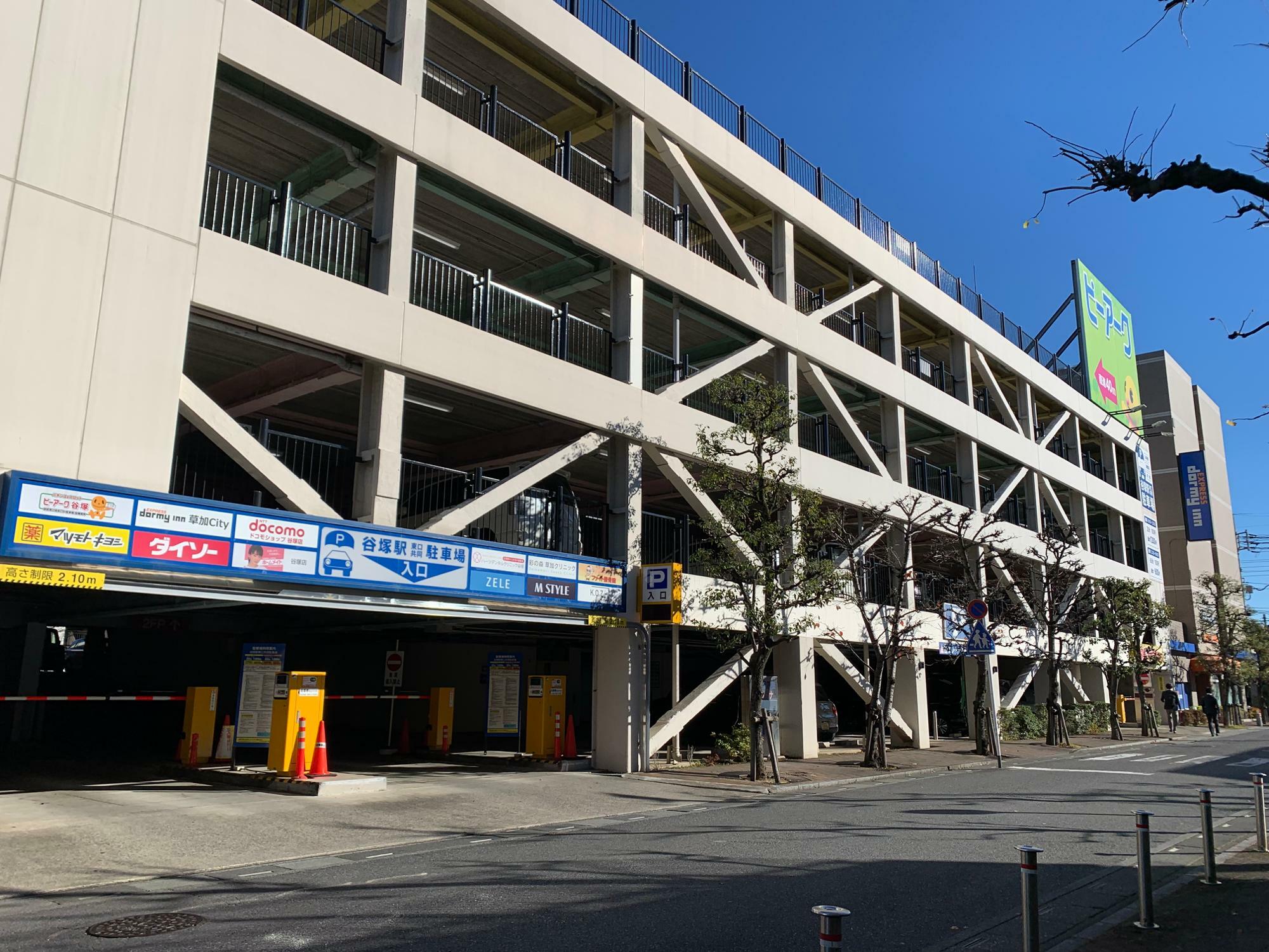ロケ地となった「谷塚駅東口共同駐車場」