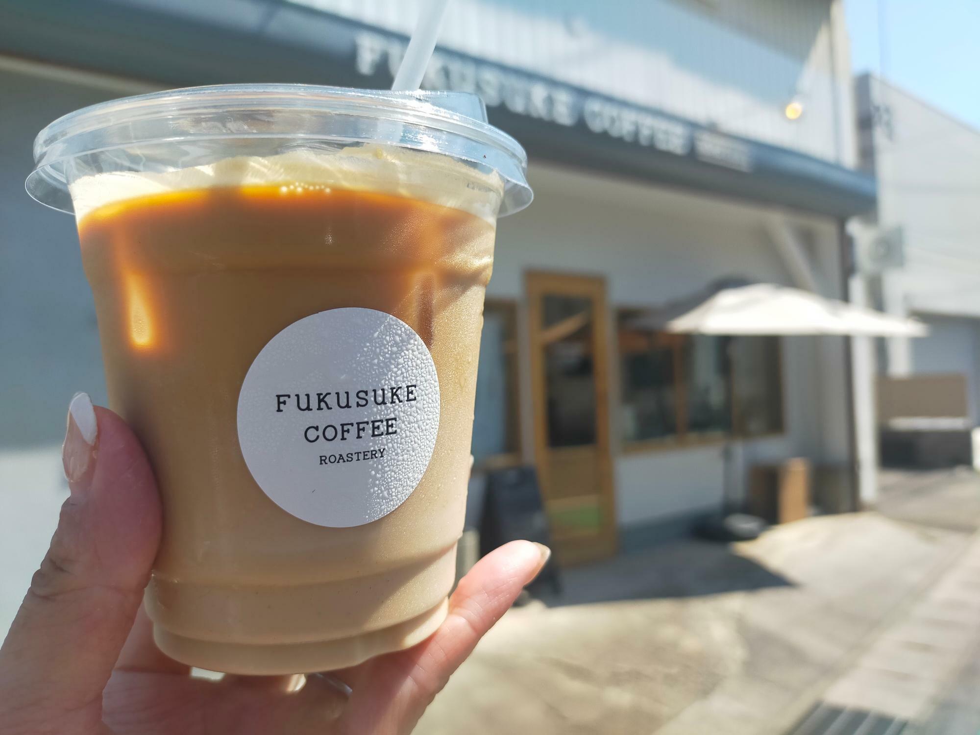 「FUKUSUKE COFFEE ROASTERY」の外観とカフェラテ