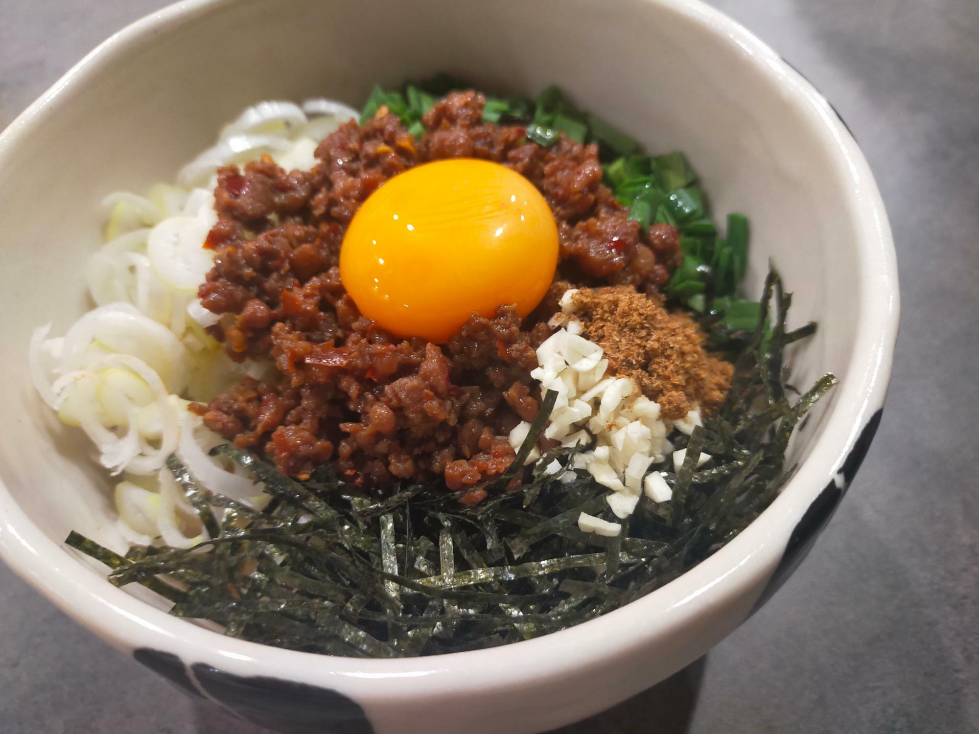 「麺屋くろ松」の冷凍らーめんの自動販売機で購入した「台湾まぜそば」