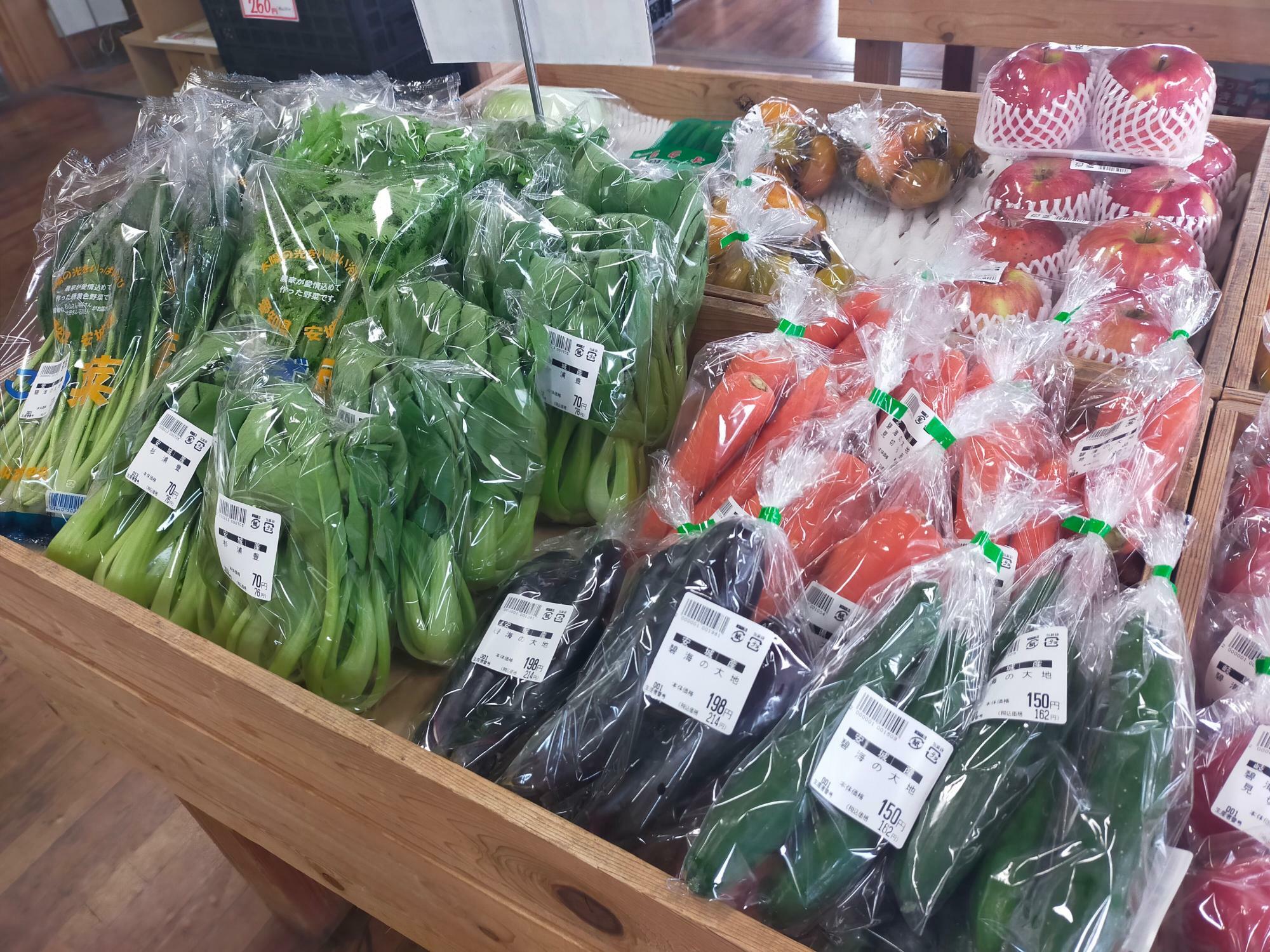 「とうふや豆蔵太陽の味店」の野菜販売コーナー