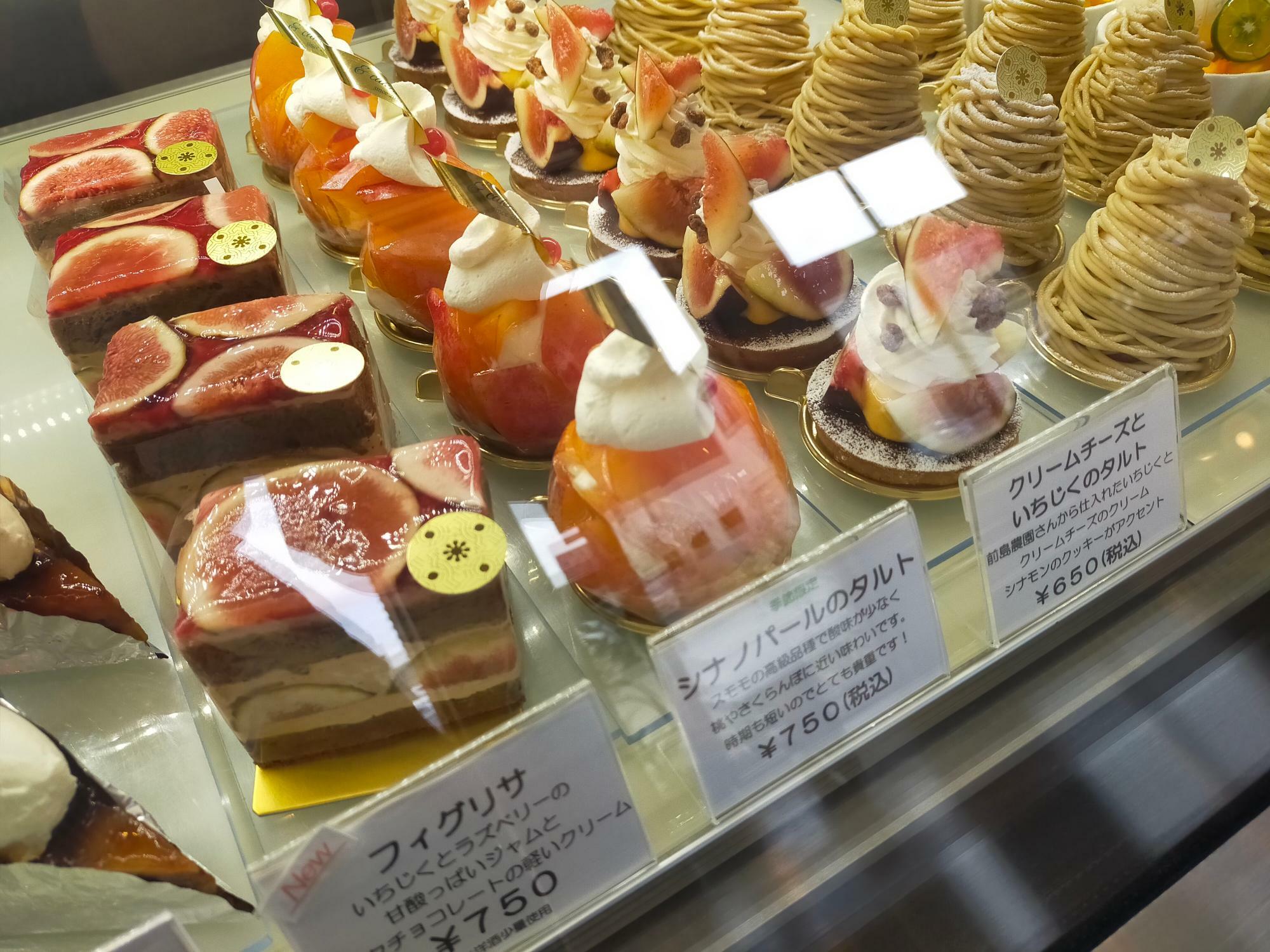 「& cakes 8゜」のショーケースのケーキ