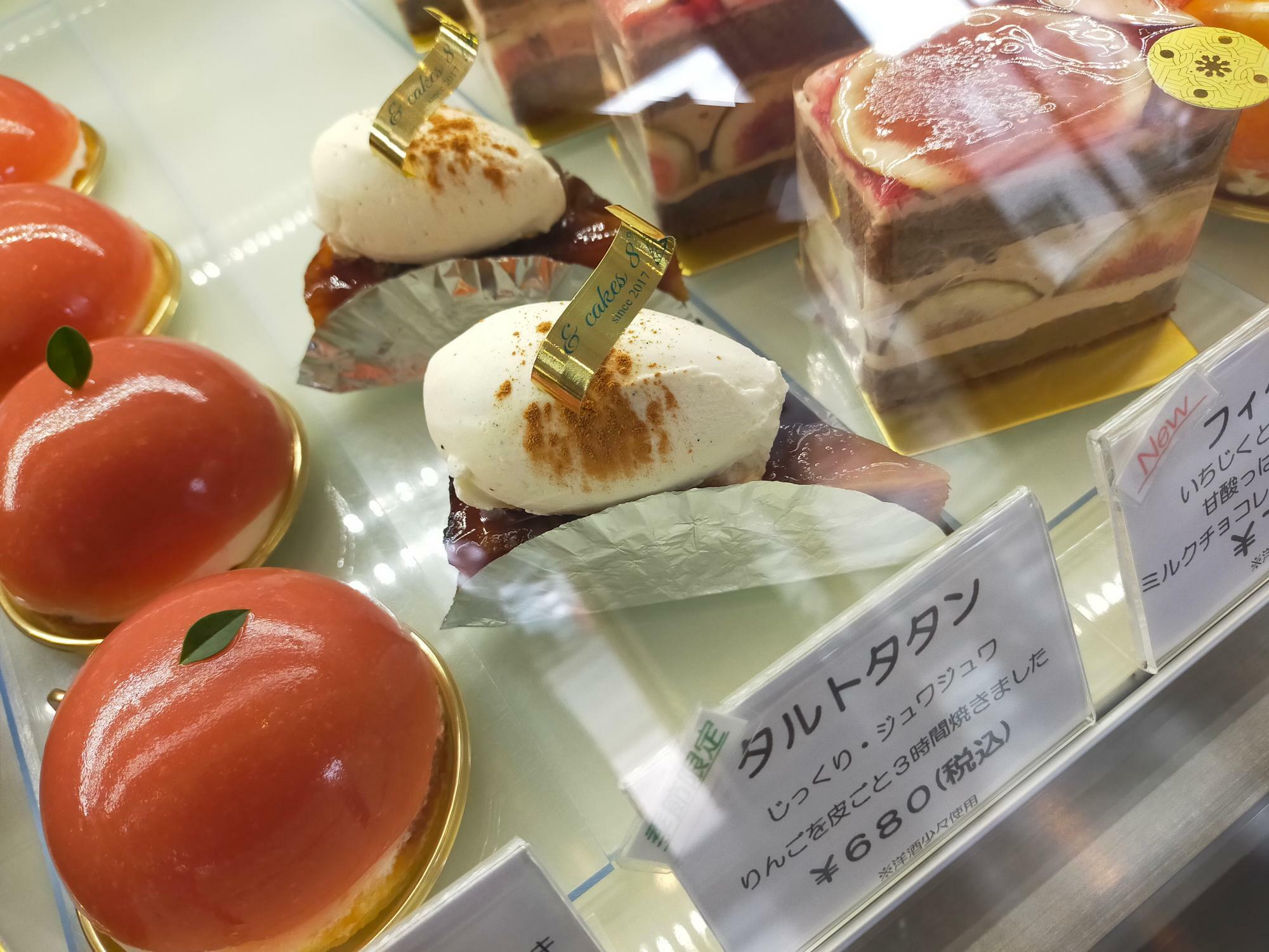 「& cakes 8゜」のショーケースのケーキ