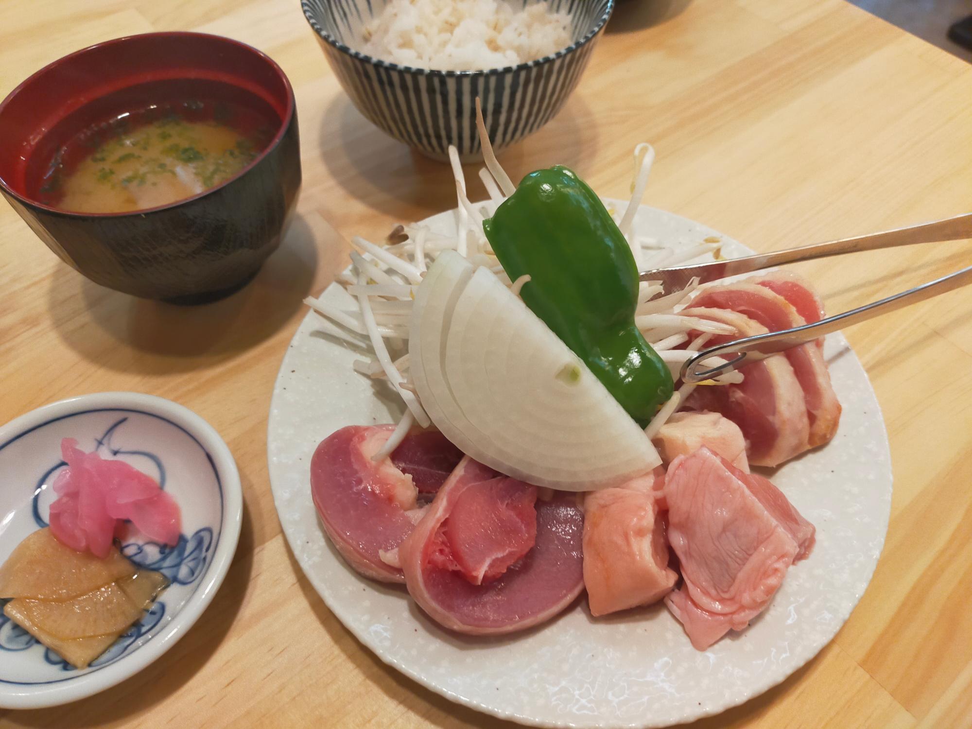 「地鶏食堂 碧南店」の「三種盛定食」