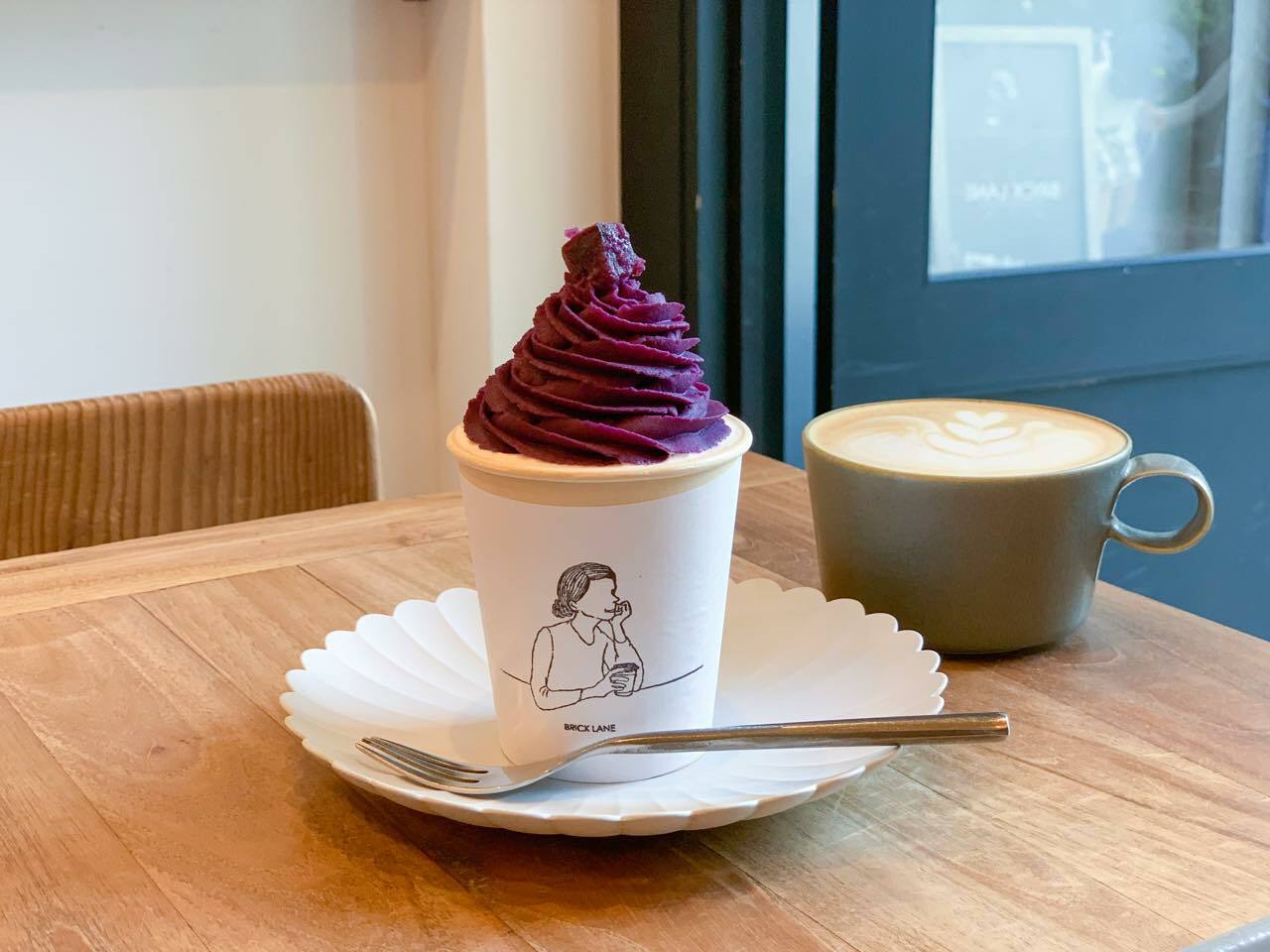 「紫芋のモンブラン」720円　「カフェラテ」500円