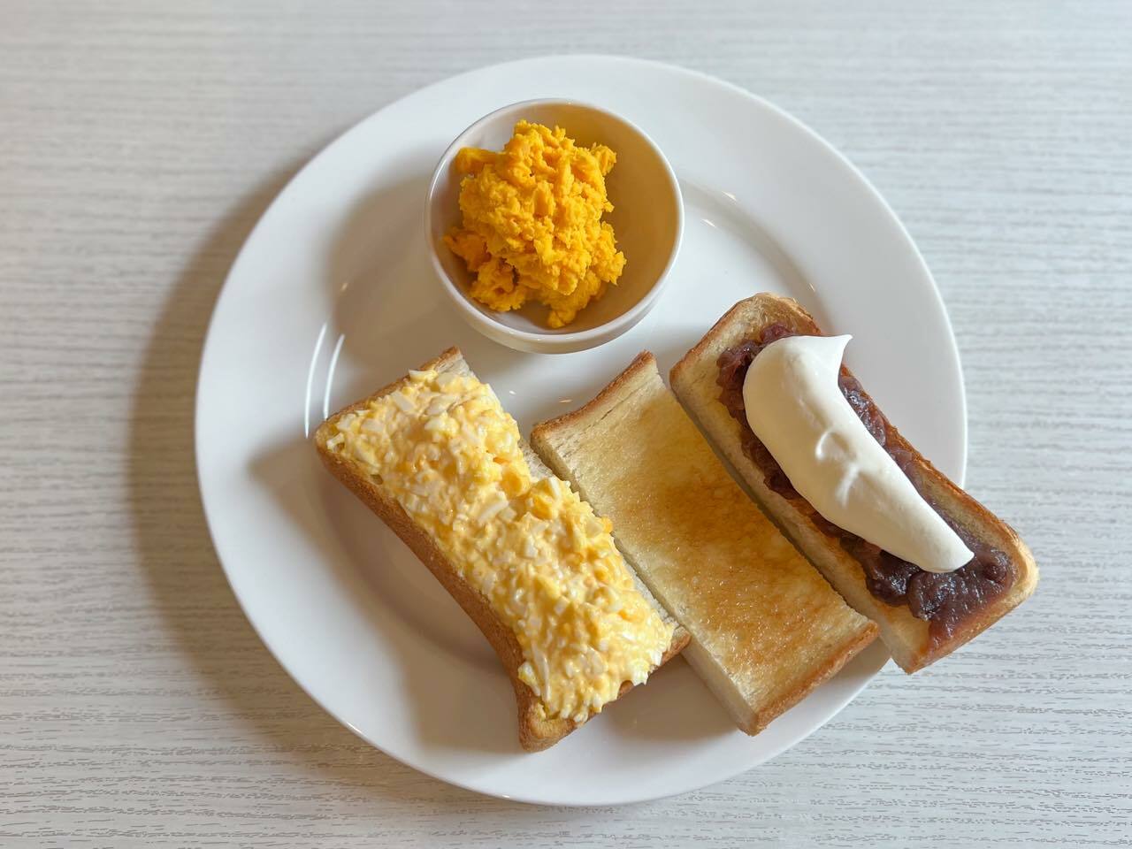 「3種トースト（バター、たまご、あん生クリーム）」単品 550円　ドリンクセット 900円
