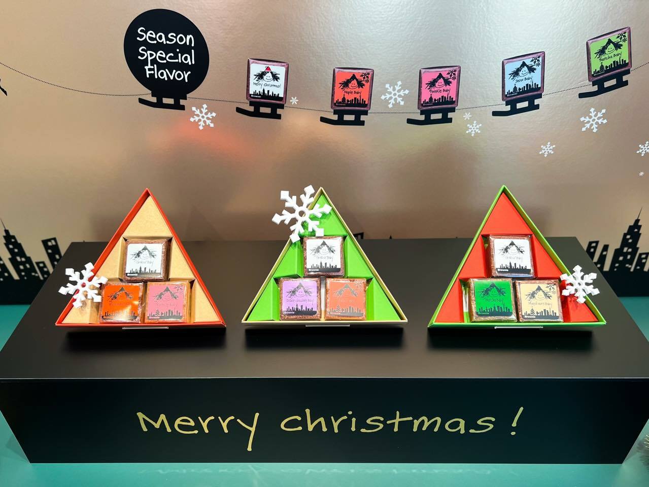 左：「クリスマス限定3個入り（三角箱）レッド 」、中央：「クリスマス限定3個入り（三角箱）ゴールド」、右：「クリスマス限定3個入り（三角箱）グリーン」各1350円