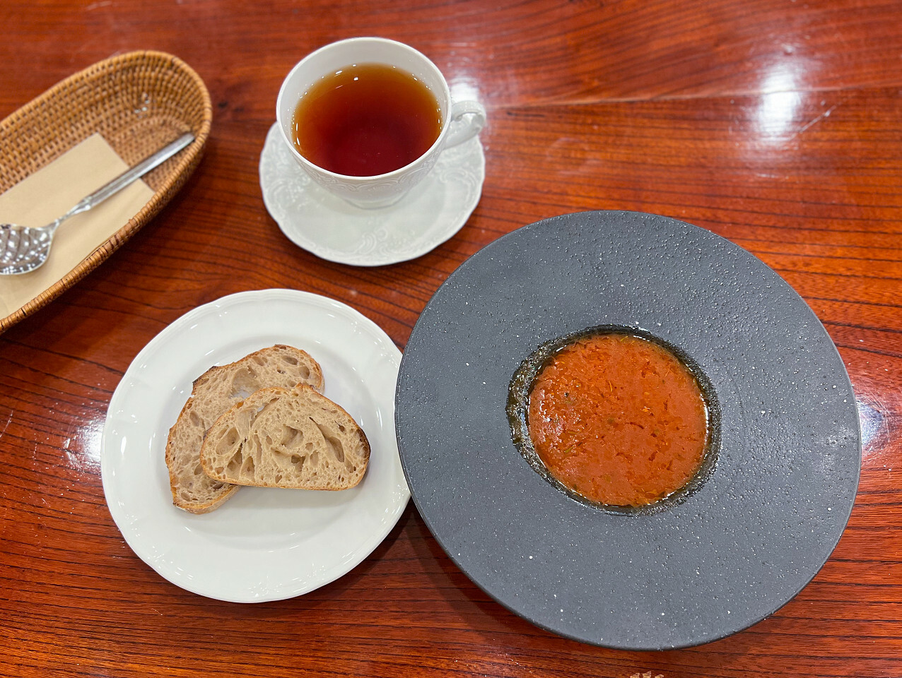 「日替わりスープセット」880円　セットドリンク：紅茶