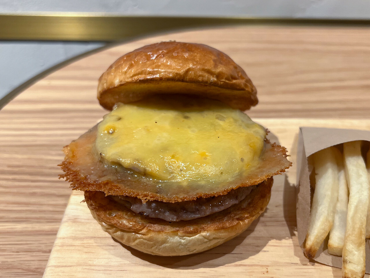 「＃Burger01〈2種のチーズ〉」600円　Jr.450円