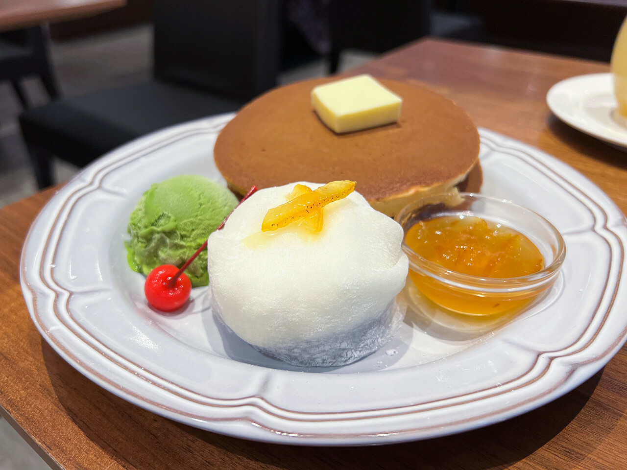 「もちっとクリーム大福とホットケーキ～柚子ソース添え～」2枚 890円/ 1枚 750円 