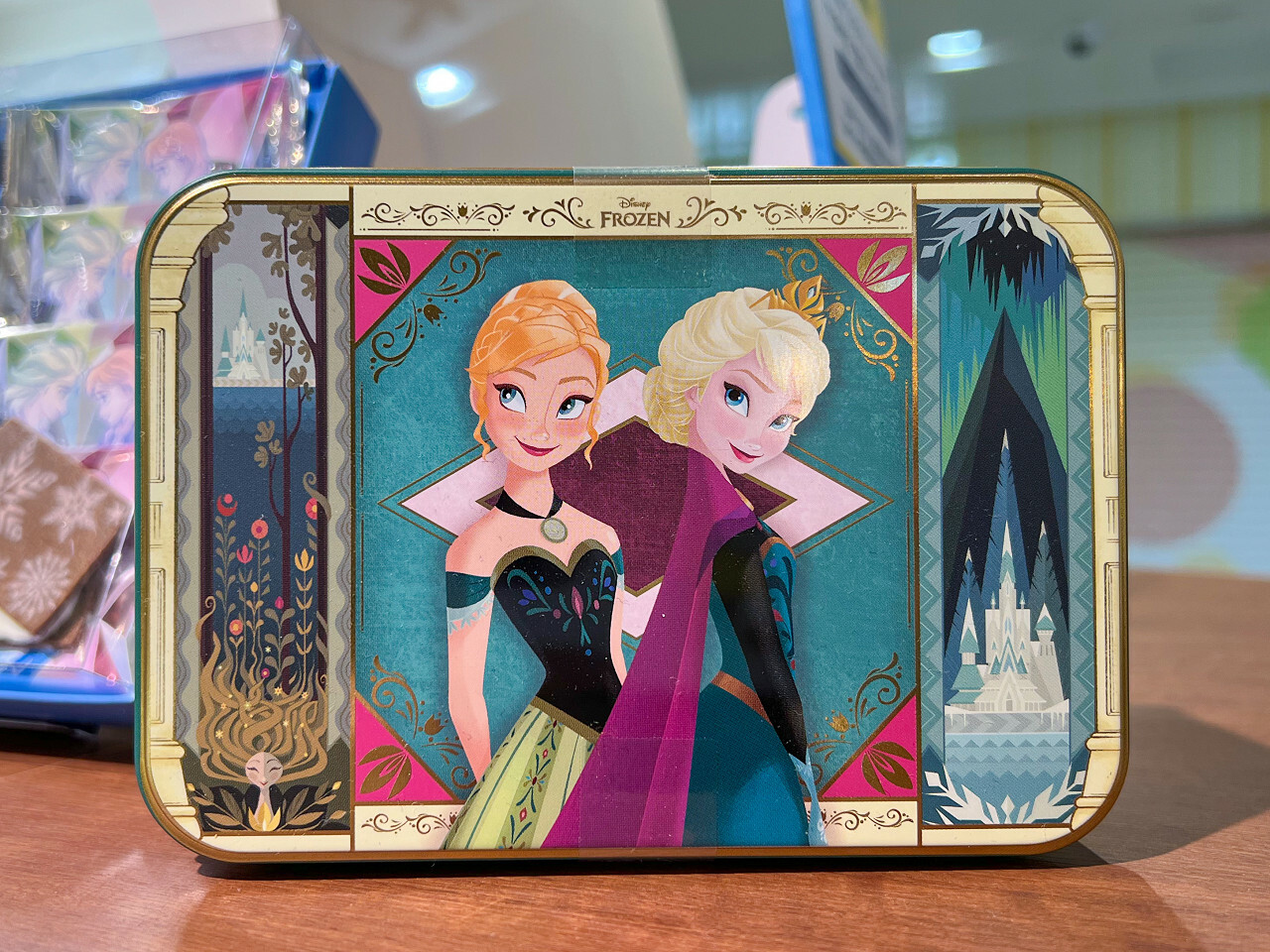  「アナと雪の女王/雪のショコラサンド」スペシャル缶 14枚入 2160円　（C）Disney