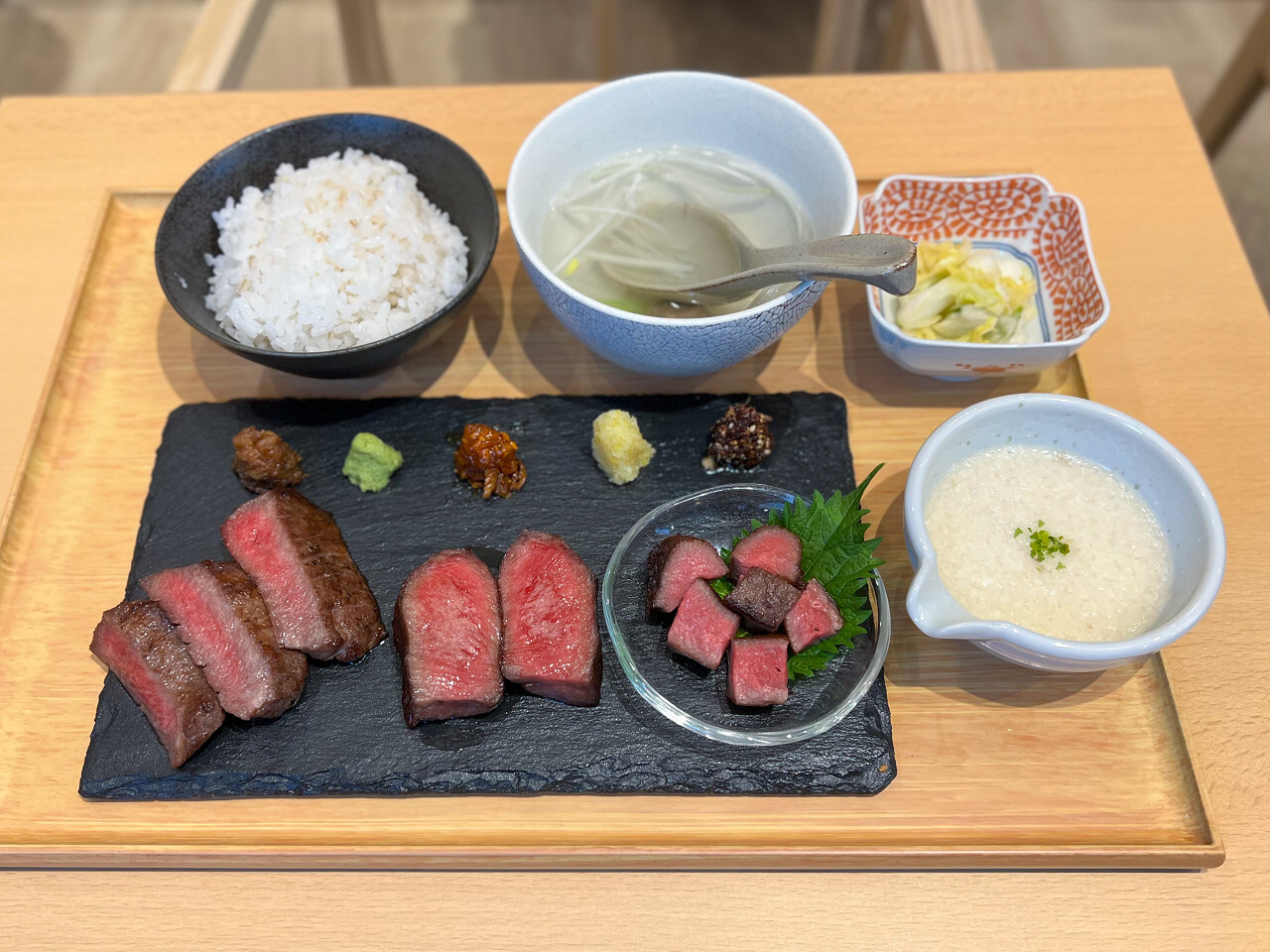 「超極厚切三種盛定食」3300円