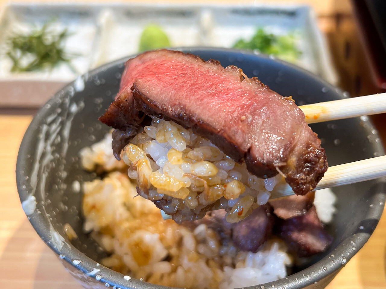 ①まずは牛タンとご飯をそのまま食べる