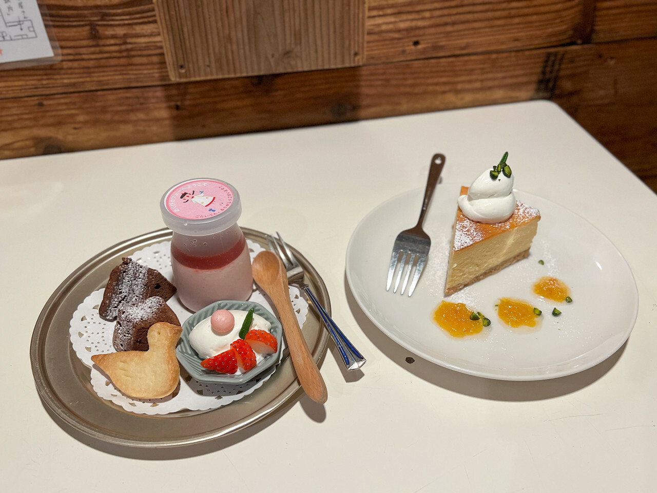 左：「あくびちゃん印！苺のブラマンジェ」715 円　右：「ベイクドチーズケーキ」単品715円
