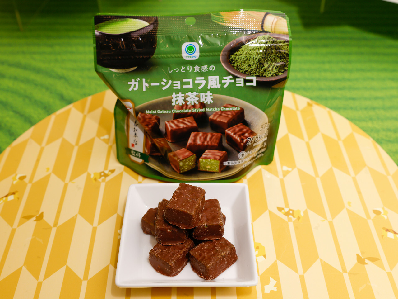 「しっとり食感のガトーショコラ風チョコ抹茶味」158円