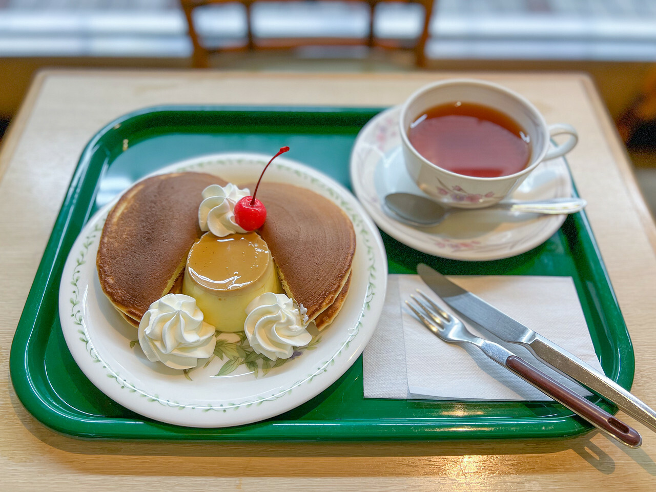 「プリンホットケーキ」750円　紅茶300円