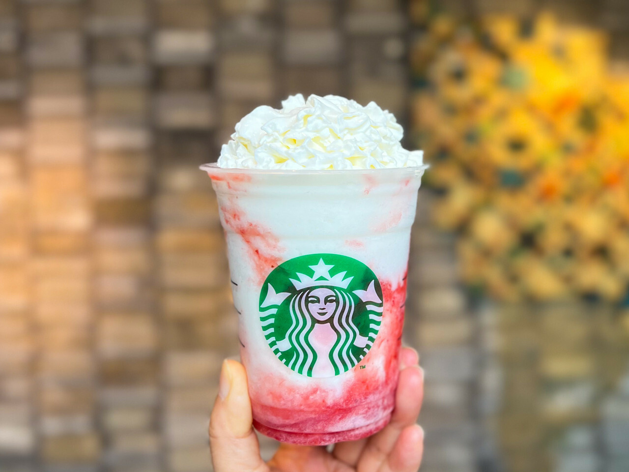 「スターバックス ストロベリー フラペチーノ」Tallサイズのみ　＜持ち帰り＞668円　＜店内利用＞680円