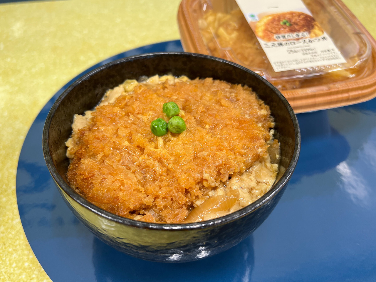 「特製だし香る！三元豚のロースかつ丼」598円　発売地域：全国