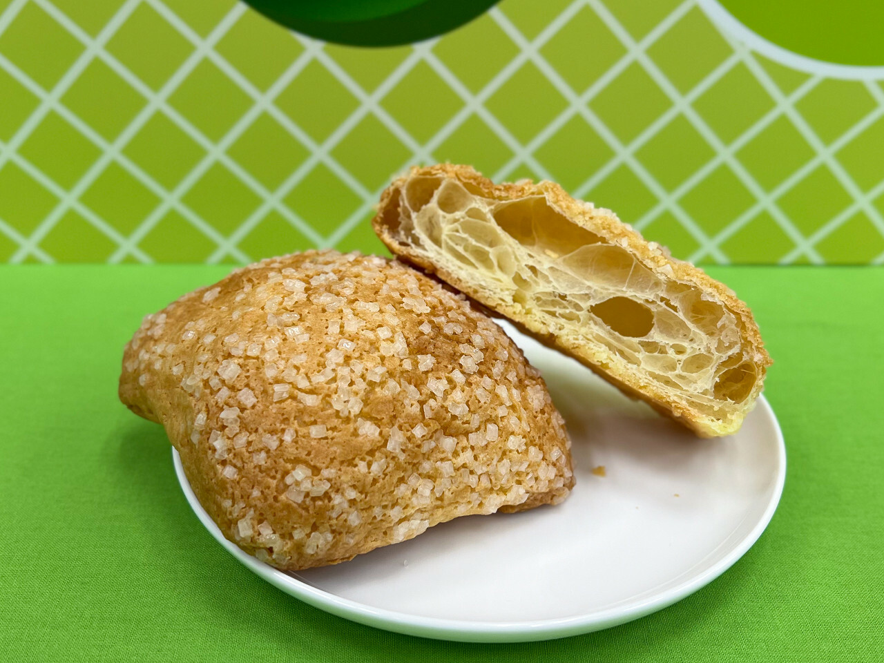 「バタークロワッサンメロンパン」145円　※沖縄県では仕様が異なる