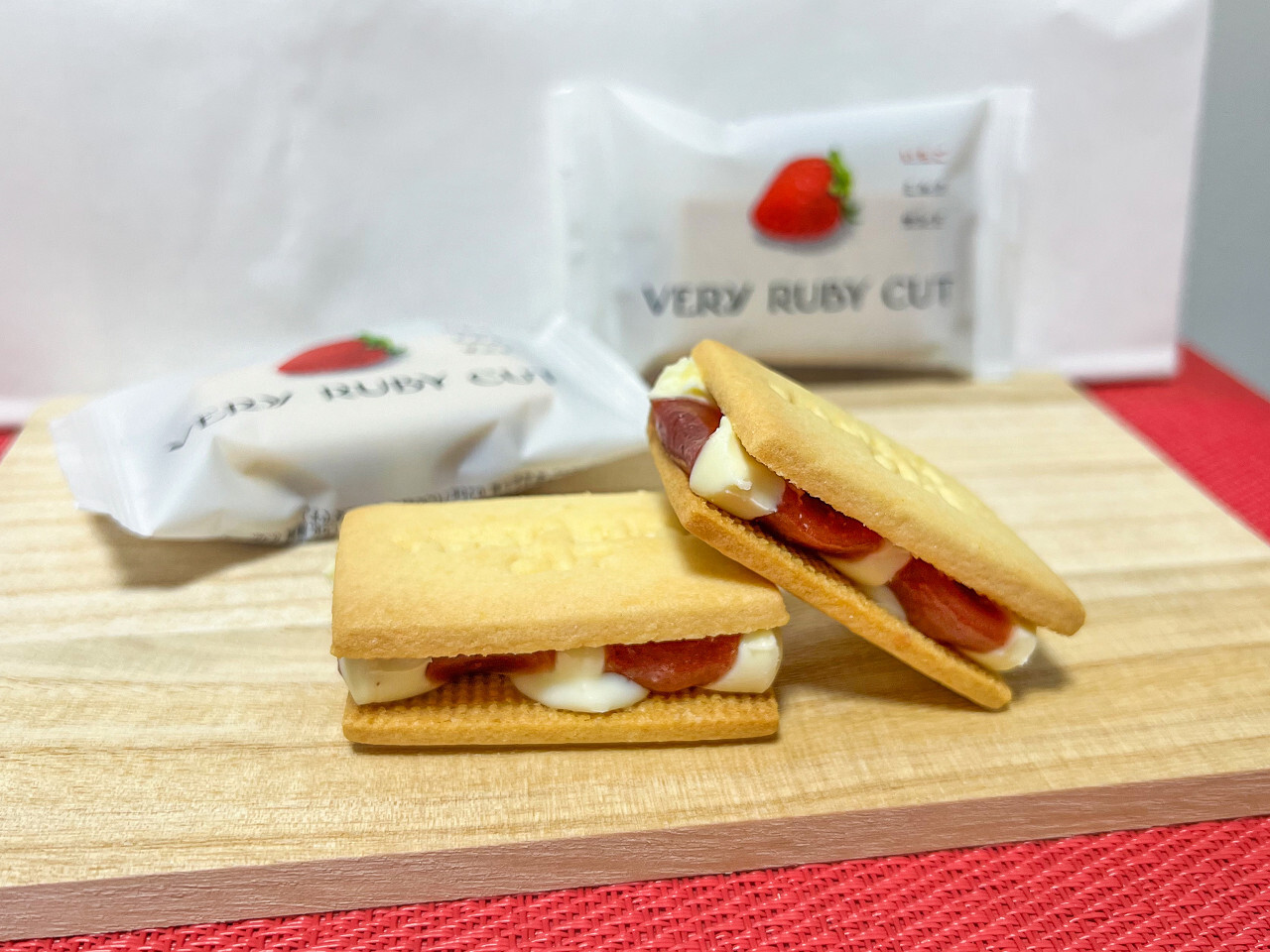「いちごミルクサンド」5個入 1188円 8個入 1836円 12個入 2808円
