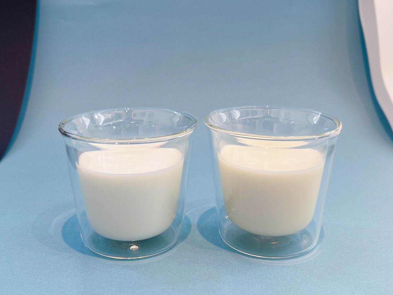 左：一般の牛乳、右：直営の放牧酪農場で搾った牛乳