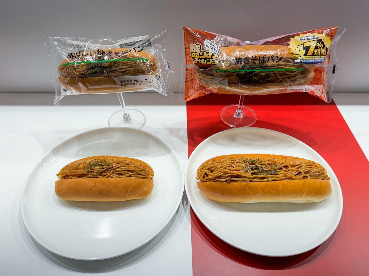 左：「香ばしい焼きそばパン」、右：「盛りすぎ！焼きそばパン」各171円（税込）
