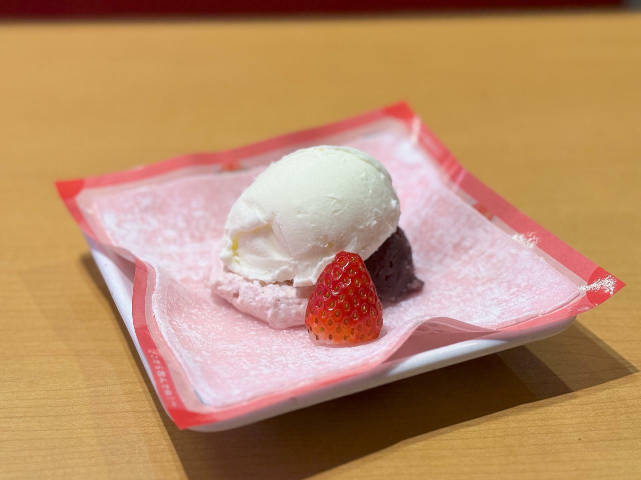 「包んで食べる苺とアイス大福」300円　販売期間：2024年3月6日（水）～3月31日（日）
