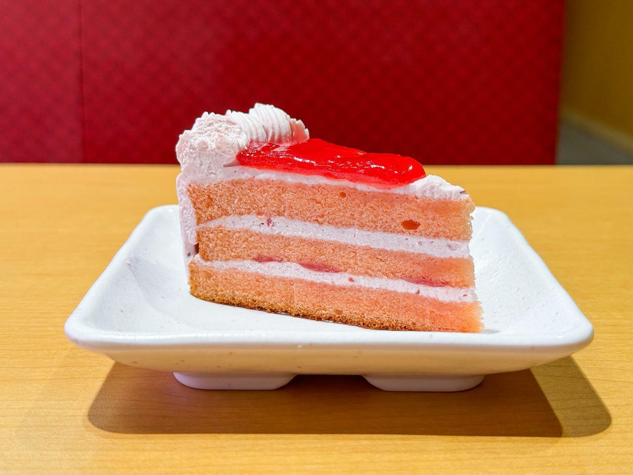 「ピンクの苺ショートケーキ」240円（税込）販売期間：2024年3月27日（水）～4月21日（日）※モンハンとのコラボ商品ではありません