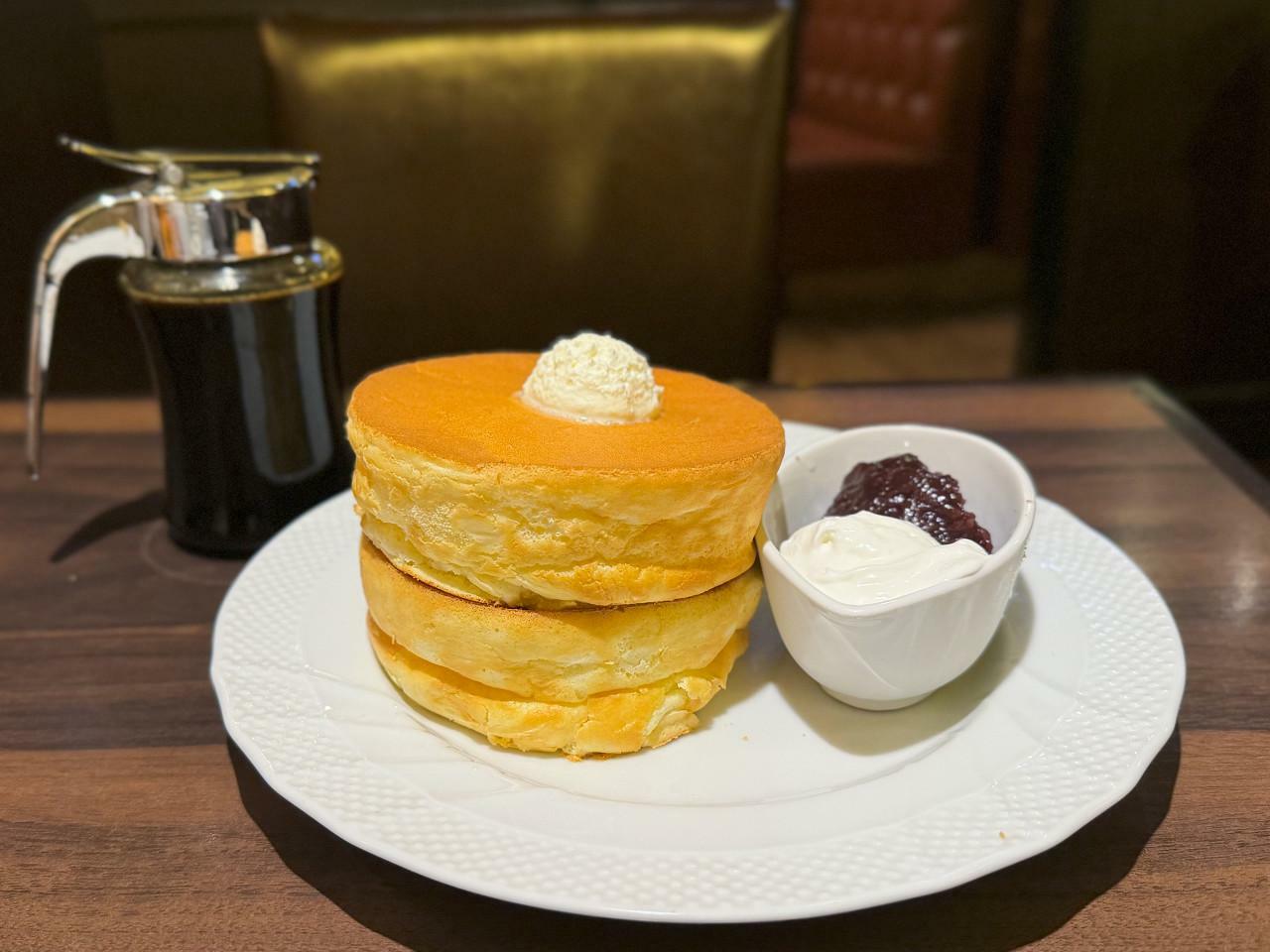 「スフレパンケーキ～つぶあん&ホイップ～」シングル 730円（ドリンク付1210円）、ダブル930円（ドリンク付1410円）※店舗により価格が異なる